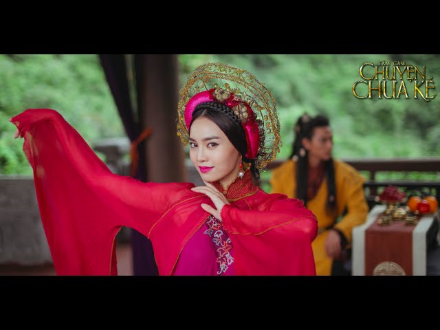 Mỹ nhân Vbiz chỉ đi thử giày cũng hút 70 triệu view: Visual đẹp kinh diễm, ai đứng cạnh cũng thành tàng hình