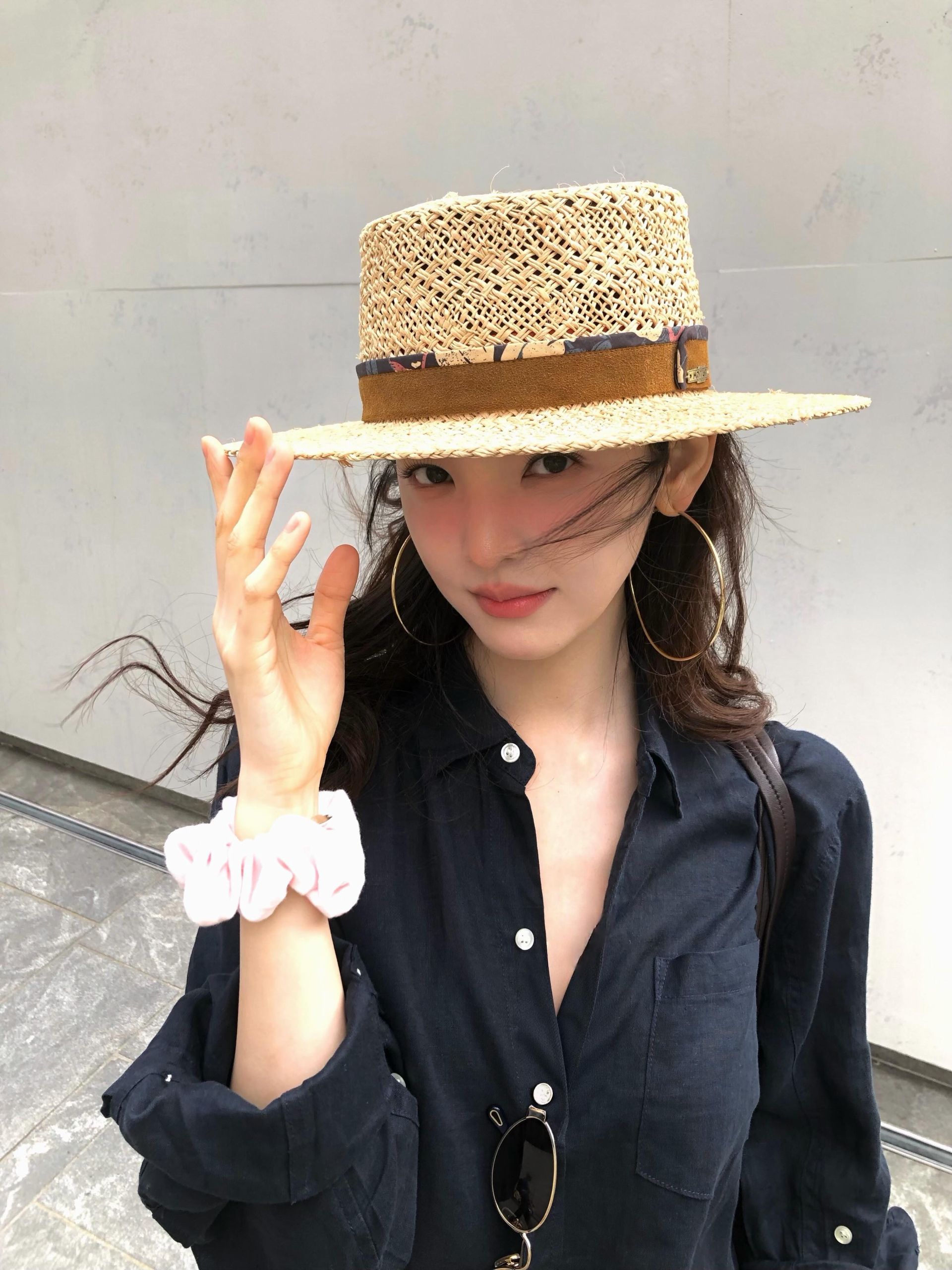Chương Nhược Nam có gương mặt sáng bừng như nắng hạ, mặc gì lên người cũng đẹp đốn tim