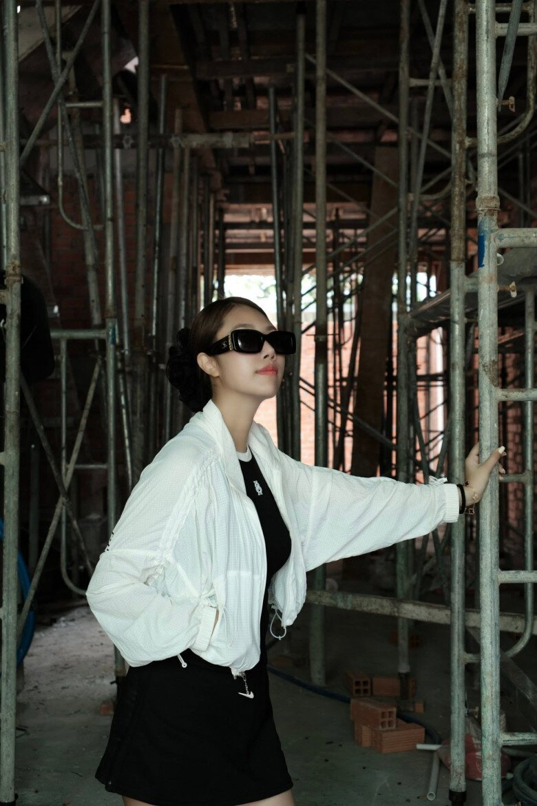 Nam nghệ sĩ Việt cưới vợ kém 37 tuổi, tậu biệt thự 4 tầng đẹp ngất ngây giữa Sài thành