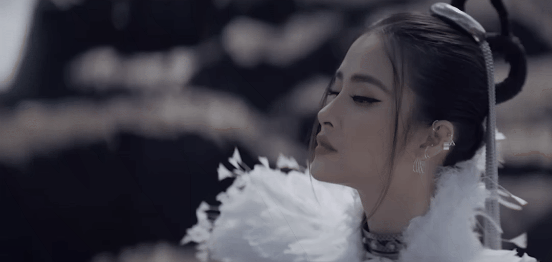 Đôi Mi Em Đang U Sầu còn được xây dựng theo hướng fantasy, lấy cảm hứng từ truyền thuyết Mỵ Châu – Trọng Thủy.