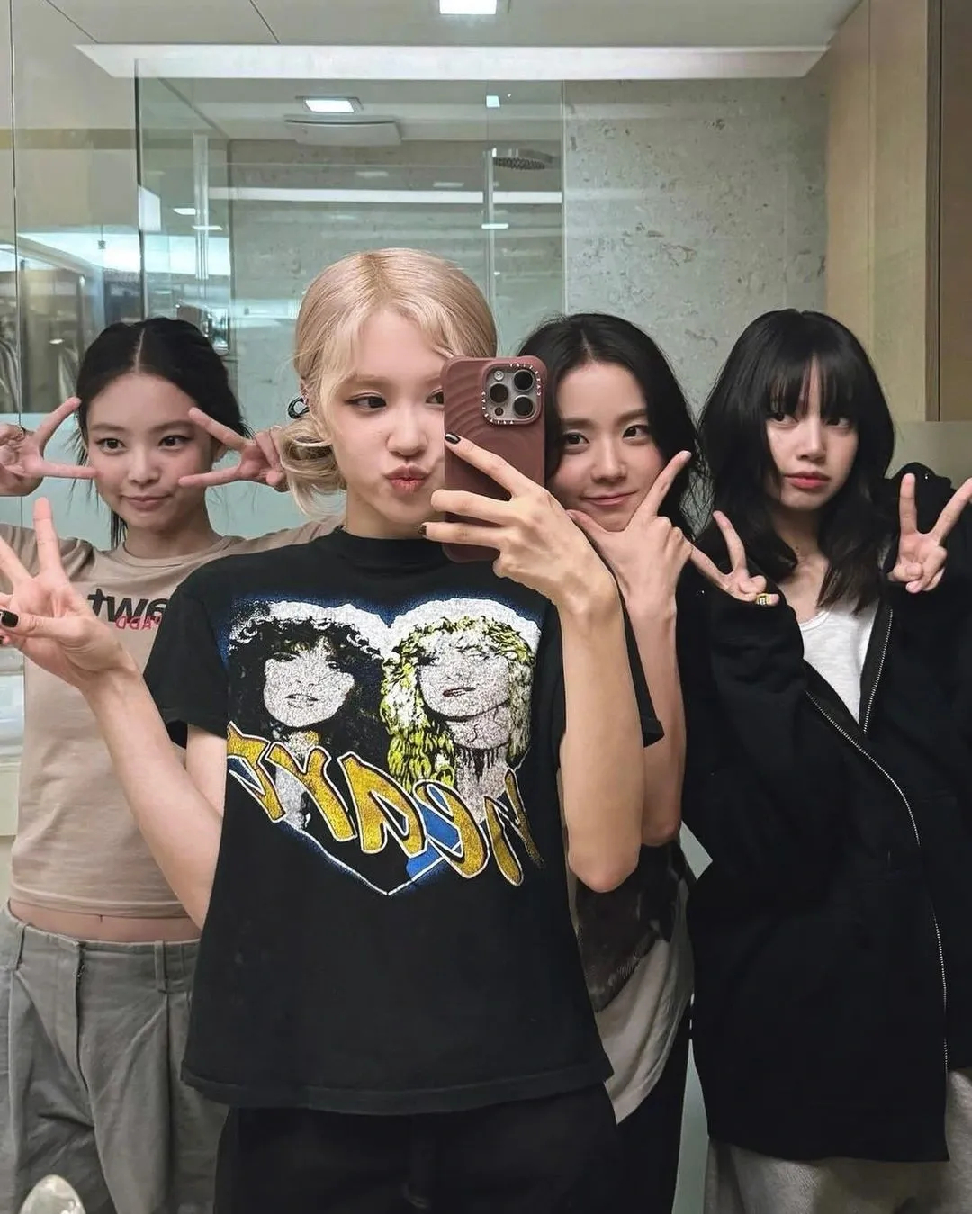Khoảnh khắc tái hợp đời thường hiếm hoi của BLACKPINK vào ngày kỷ niệm 8 năm