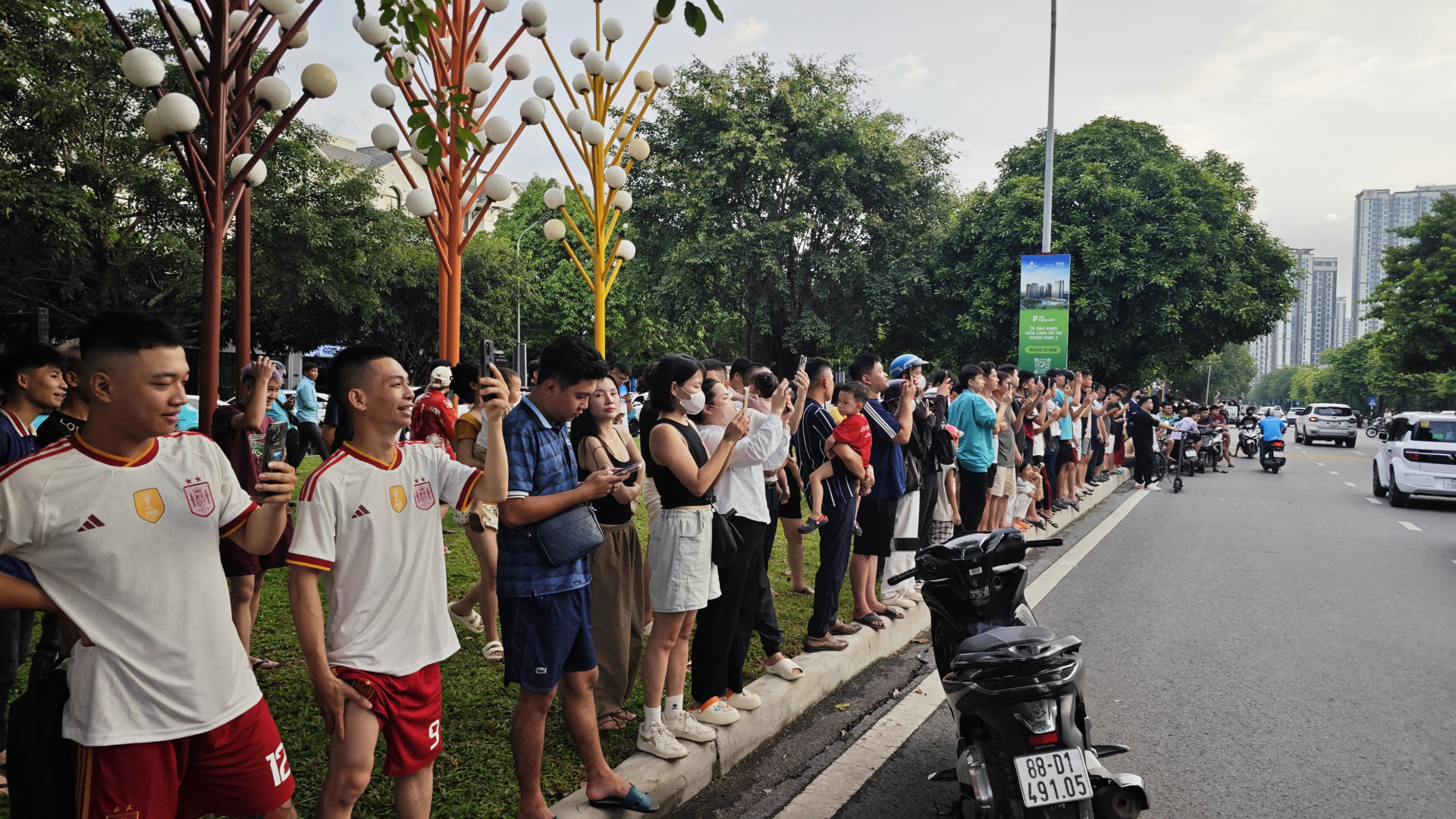 Nhiều người đã tụ tập từ chiều (Ảnh: NXH)