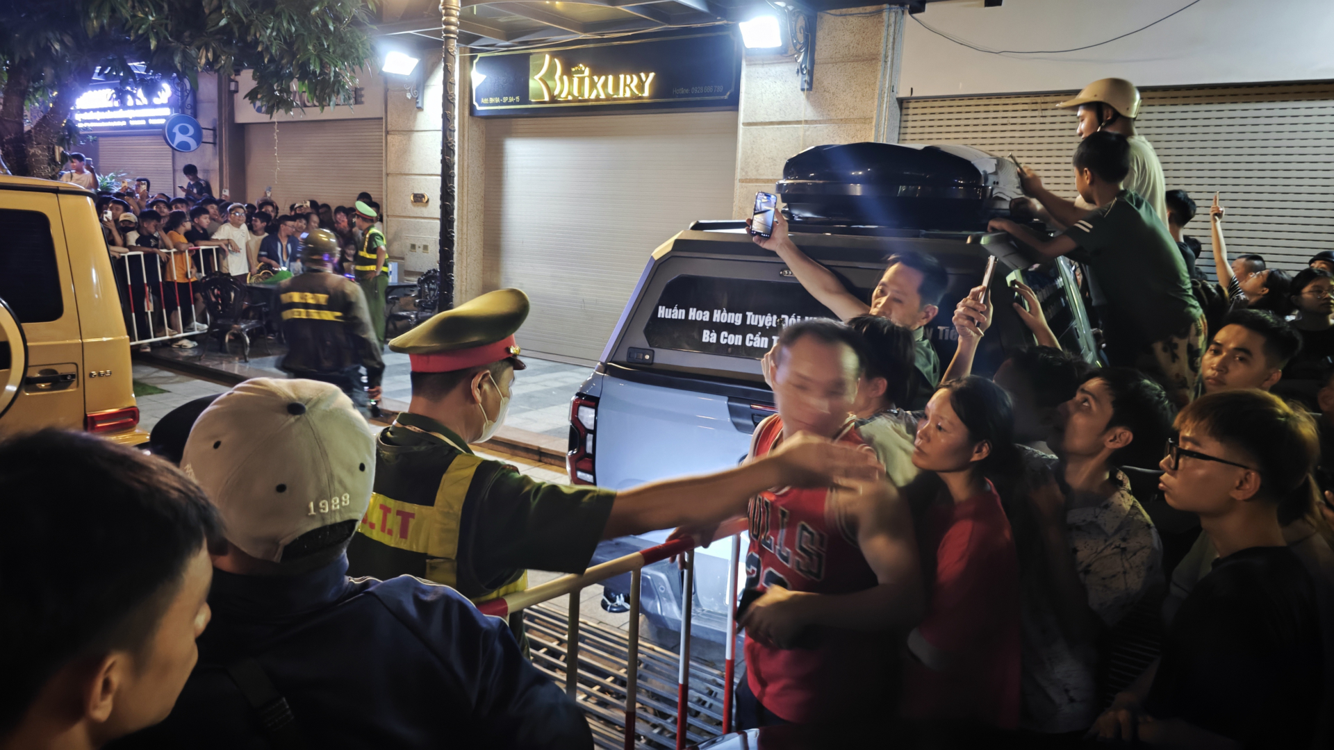 Lực lượng an ninh khu đô thị được tăng cường phối hợp với cảnh sát bảo đảm an ninh, trật tự (Ảnh: NXH)