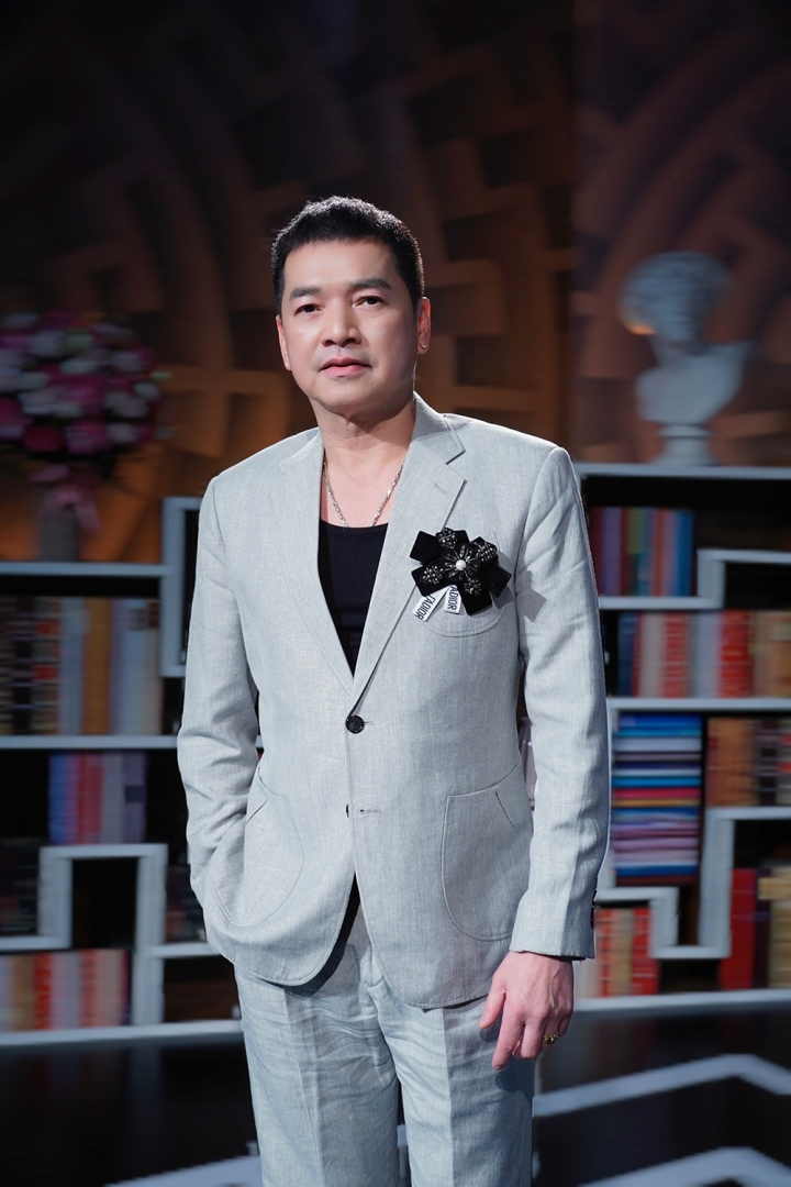 Nam nghệ sĩ Việt cưới vợ kém 37 tuổi, tậu biệt thự 4 tầng đẹp ngất ngây giữa Sài thành