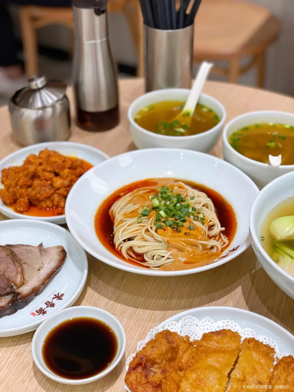 Cả hai đã gọi mì sốt mè, sườn chiên và súp bê. Ảnh: Trip.com