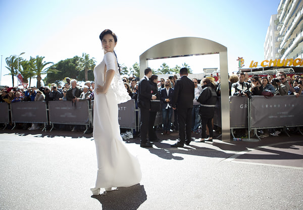 Bộ váy tinh khôi đánh dấu sự lột xác phong cách của Lý Nhã Kỳ tại LHP Cannes 2013.