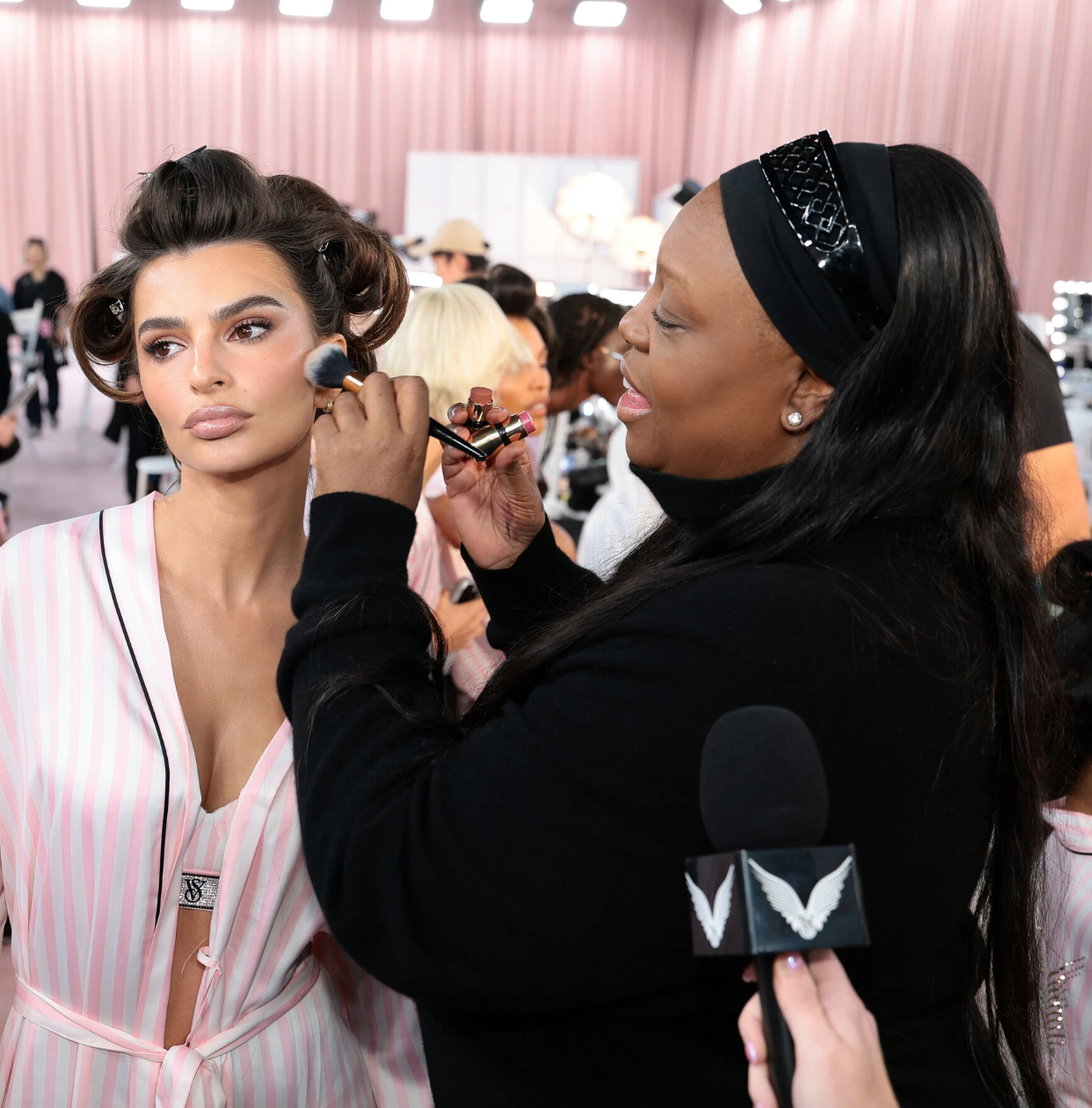 Pat McGrath là phù thuỷ trang điểm đứng sau diện mạo của các thiên thần Victoria's Secret trên sàn diễn.