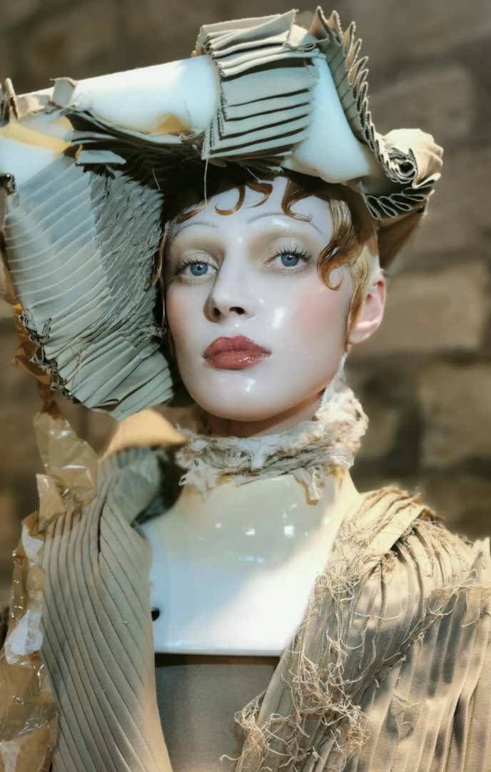 Đầu năm 2024, trong BST Artisanal Maison Margiela, Pat McGrath đã làm chao đảo giới mộ điệu với makeup búp bê sứ cực chân thực. Layout makeup này sau đó đã trở nên viral khắp các nền tảng MXH. Trong một cuộc phỏng vấn với tạp chí Vogue, John Galliano chia sẻ ông rất bất ngờ vì đây là lần đầu được trở nên viral với một show diễn. Pat sau đó cũng đã lên livestream để chia sẻ bí quyết thực hiện makeup look này.