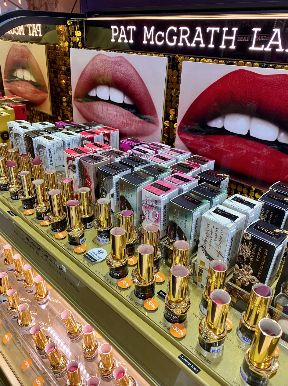 Thế nhưng, mô hình kinh doanh dựa trên những sản phẩm cao cấp cũng khiến thương hiệu dễ chịu tác động khi thị trường mỹ phẩm bước vào giai đoạn tăng trưởng chậm. Khi người tiêu dùng bắt đầu cắt giảm chi tiêu, các sản phẩm có giá hàng trăm USD không còn dễ bán như giai đoạn bùng nổ trước đó.