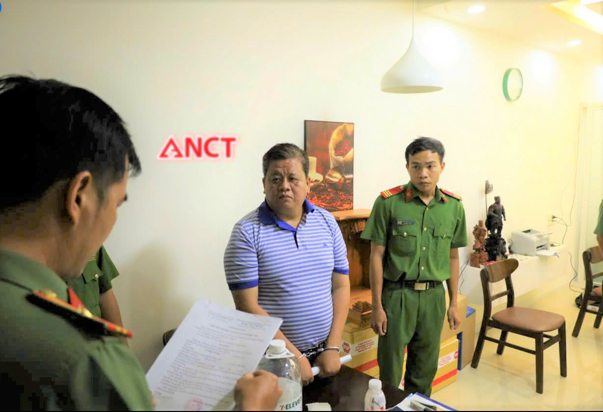 Cơ quan tống đạt quyết định khởi tố đối với Võ Xuân Trường - - Chủ tịch Hội đồng quản trị, Giám đốc kiêm người đại diện pháp luật Công ty Cổ phần Mekolor. Ảnh: CACC