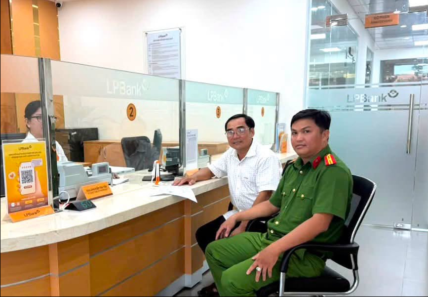 Anh Trần Văn Phúc (ngụ Ấp 17, xã Vĩnh Mỹ) cùng cán bộ Công an xã Vĩnh Mỹ đến Ngân hàng LPBank để hoàn tất thủ tục chuyển trả 747,5 triệu đồng cho người chuyển khoản nhầm. Ảnh: Công an xã Vĩnh Mỹ