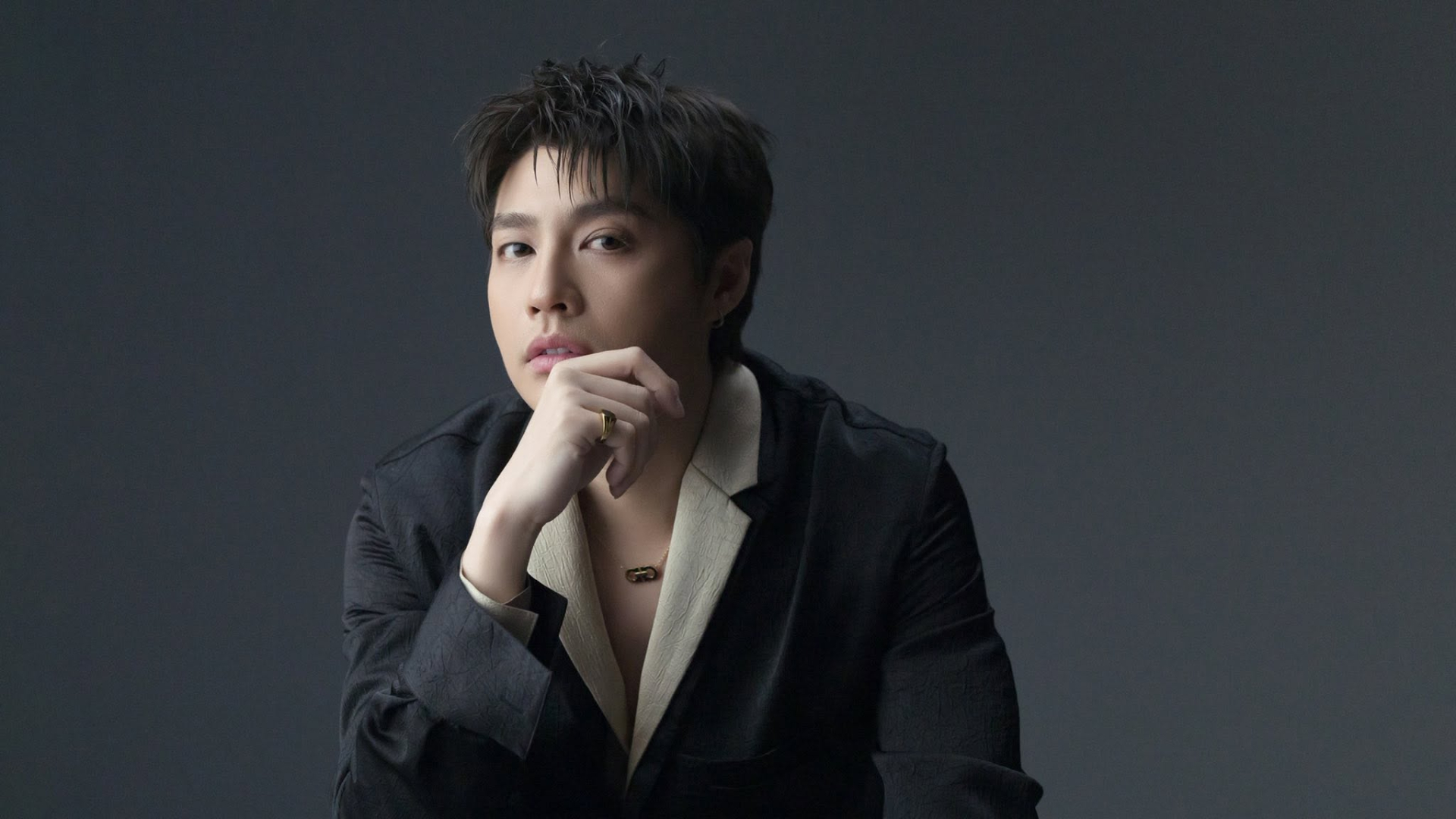   Noo Phước Thịnh là một trong những nam ca sĩ sở hữu ngoại hình nổi bật của Vpop  