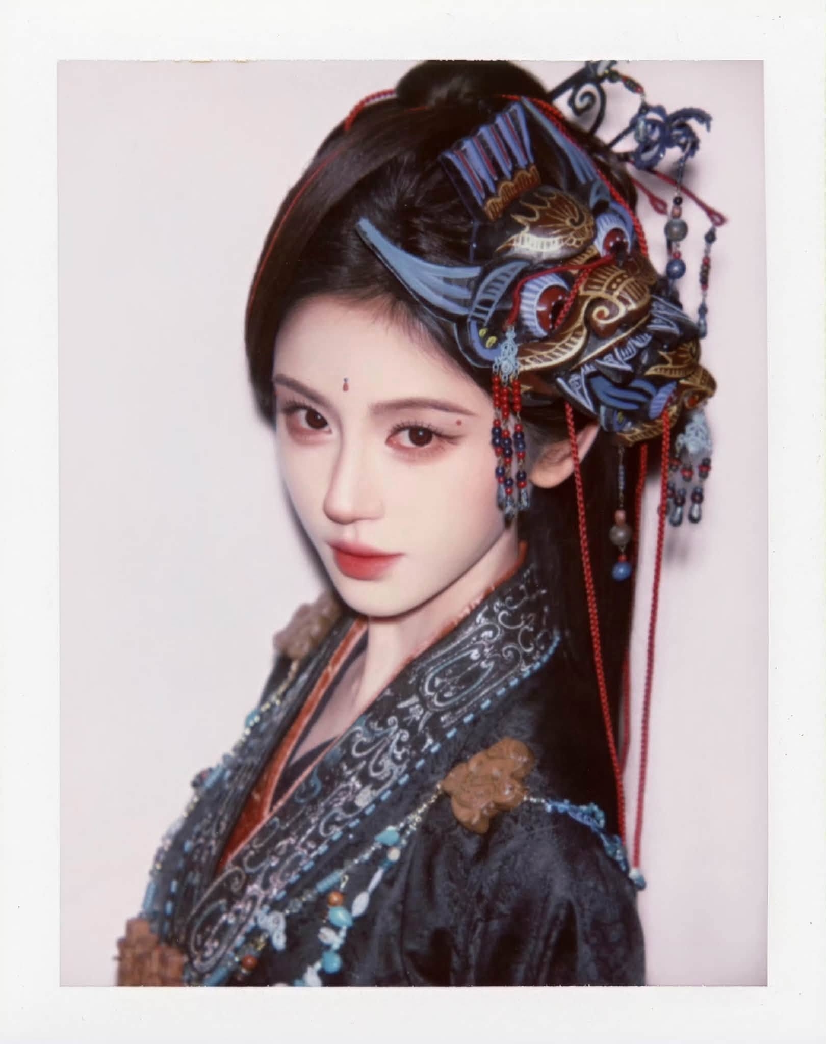 Với bộ ảnh polaroid cực đẹp, Cúc Tịnh Y khiến khán giả càng thêm mong chờ vào Thế Giới Vạn Hoa.