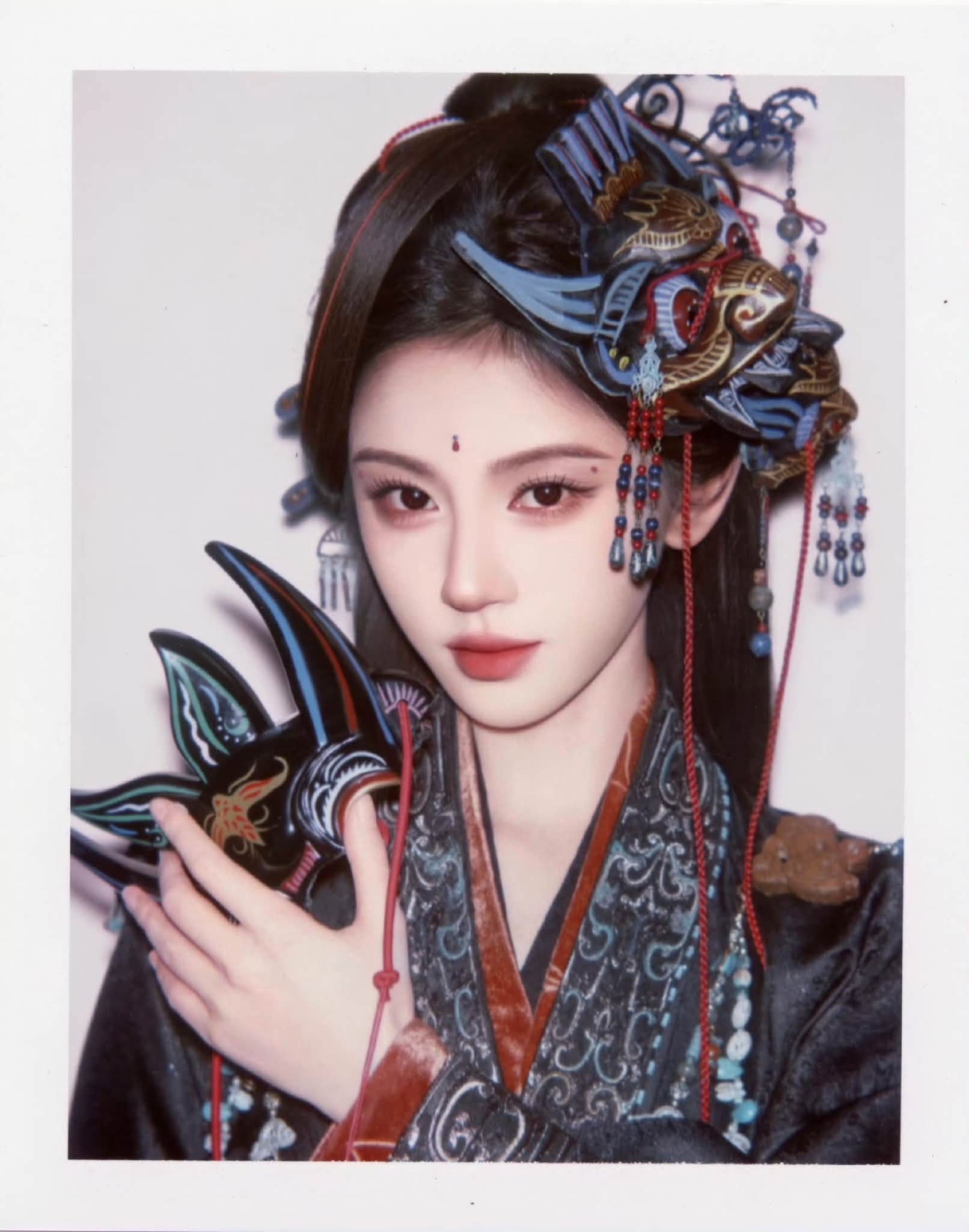 Bộ ảnh polaroid của Cúc Tịnh Y hot cả trong nước lẫn quốc tế.