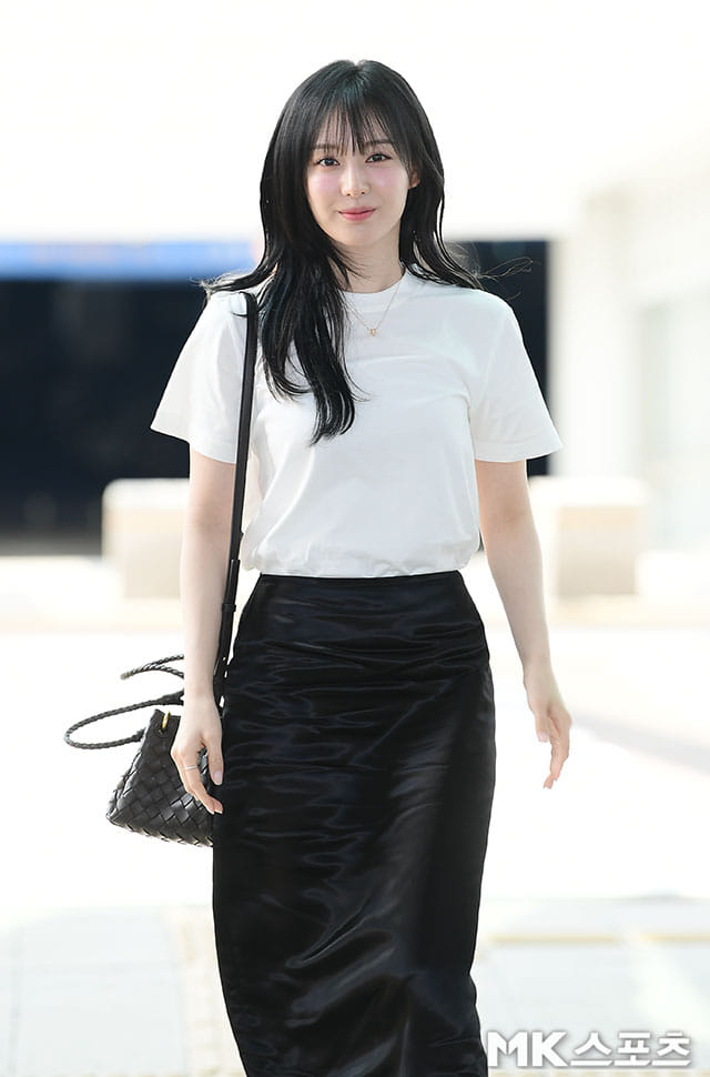 Kim Ji Won chứng minh mặc càng đơn giản càng sang, đứng im cũng tỏa ra hào quang sáng chói