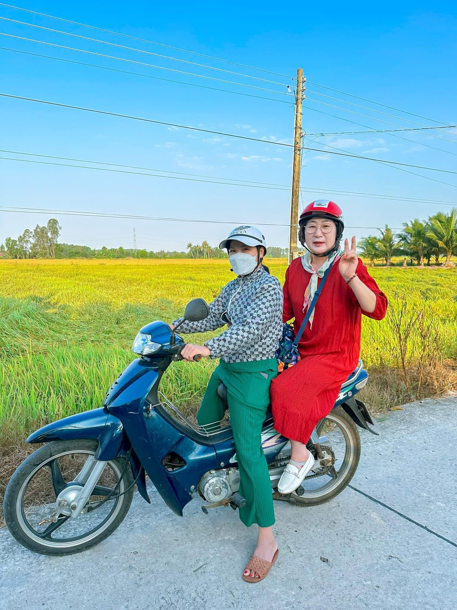 Kiều Tiên có mối quan hệ thân thiết với mẹ chồng. Ảnh: FBNV.