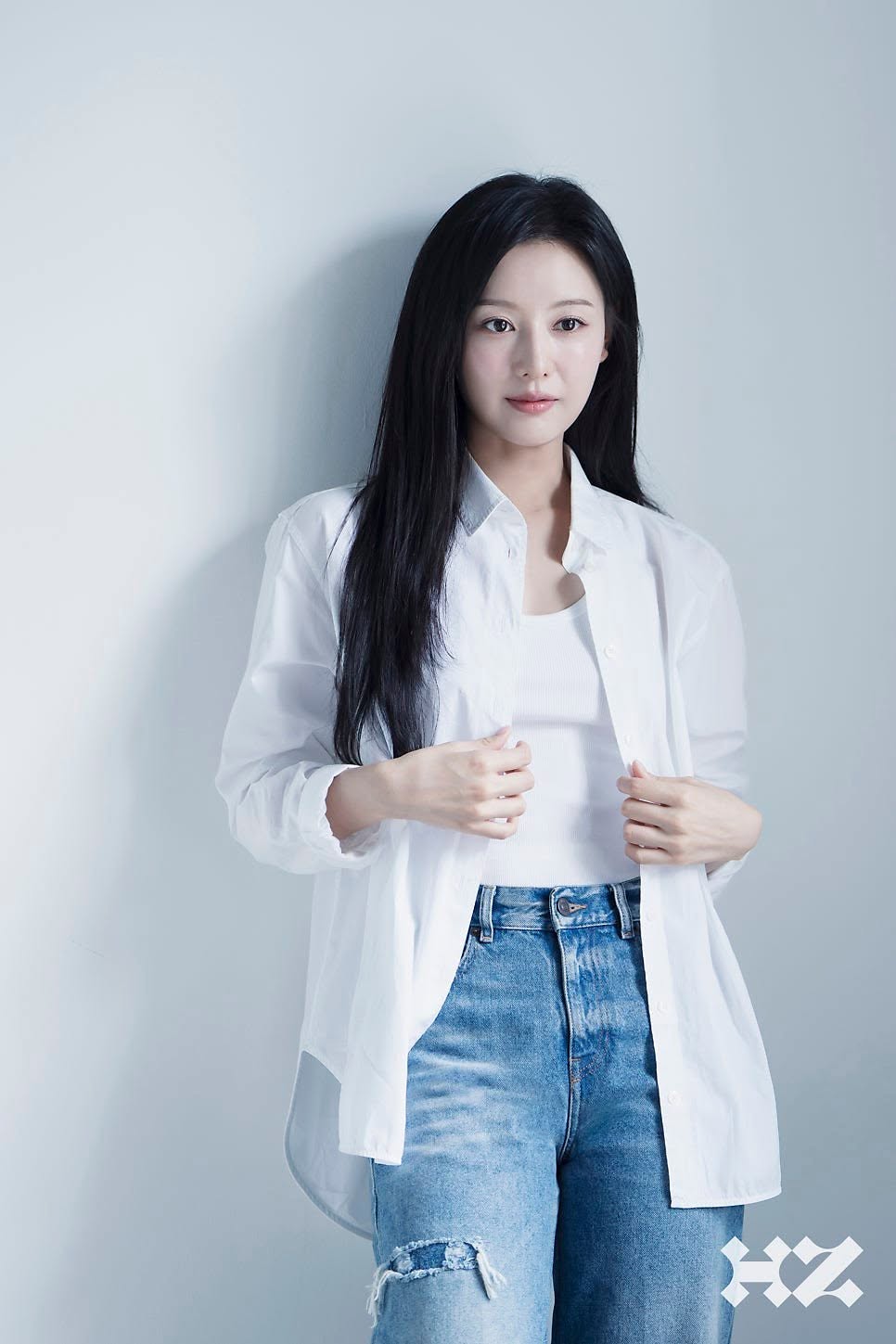 Kim Ji Won chứng minh mặc càng đơn giản càng sang, đứng im cũng tỏa ra hào quang sáng chói