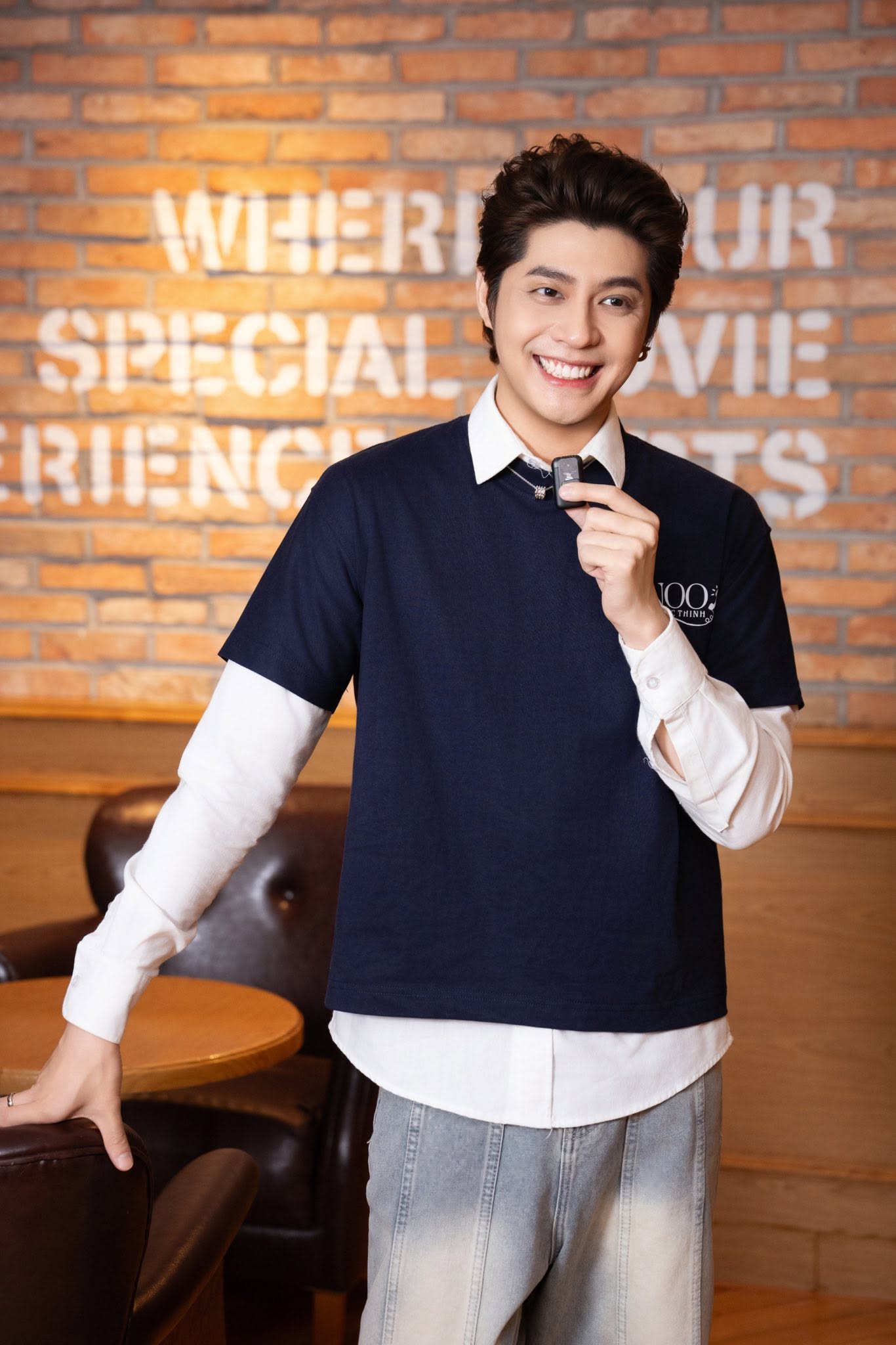 Gần hai thập kỷ kể từ ngày bước chân vào showbiz, gương mặt điển trai cùng phong độ ổn định của Noo Phước Thịnh  vẫn thường xuyên trở thành chủ đề được khán giả bàn luận