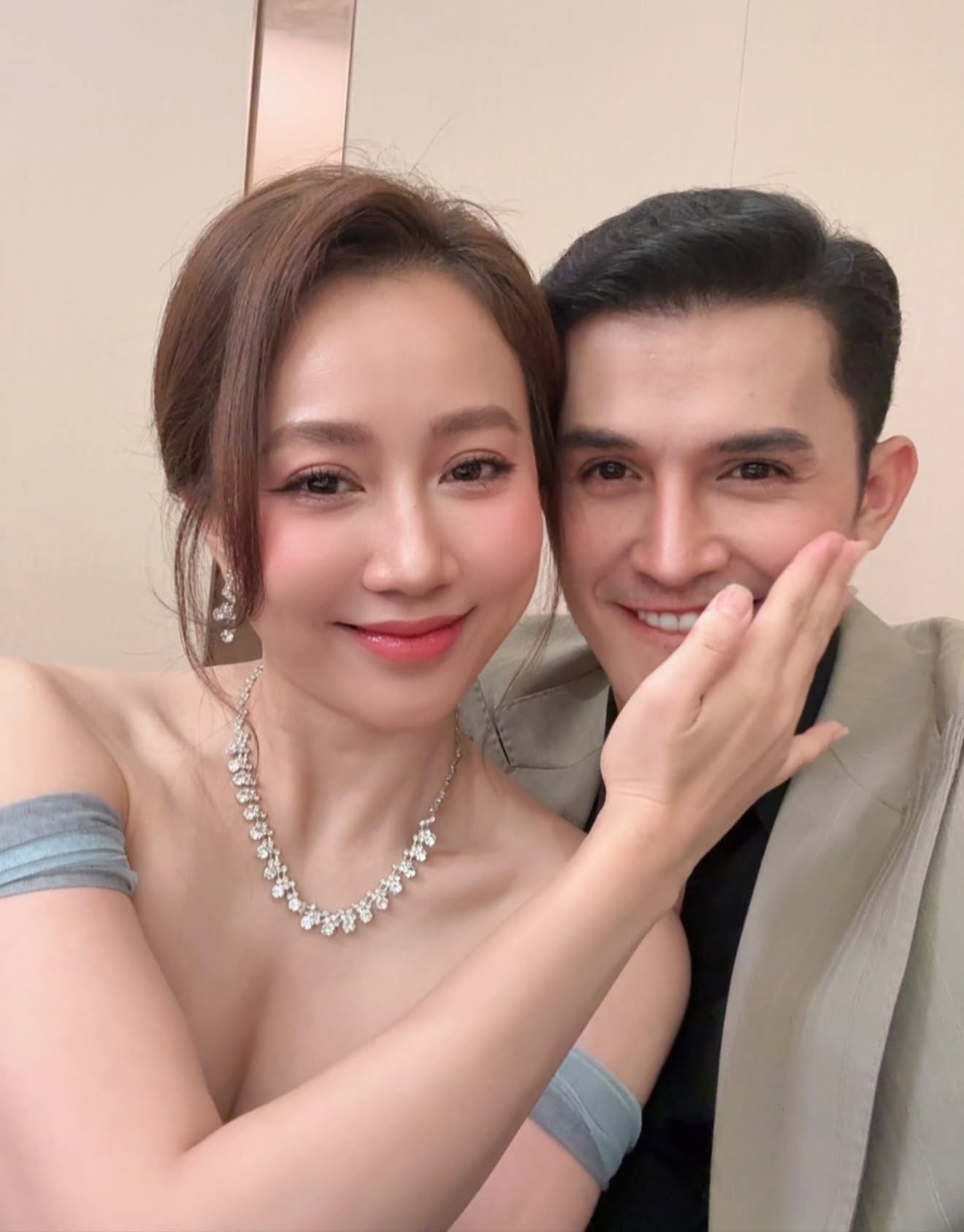 Cặp đôi Vbiz bị team qua đường bắt gặp hẹn hò: Dính nhau sát rạt, phim giả tình thật khó chối cãi