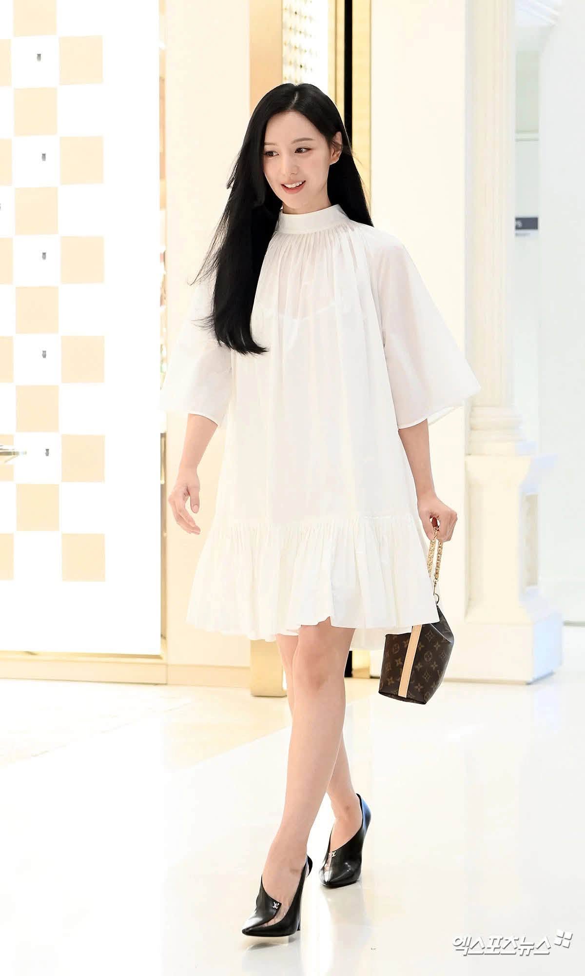 Kim Ji Won chứng minh mặc càng đơn giản càng sang, đứng im cũng tỏa ra hào quang sáng chói