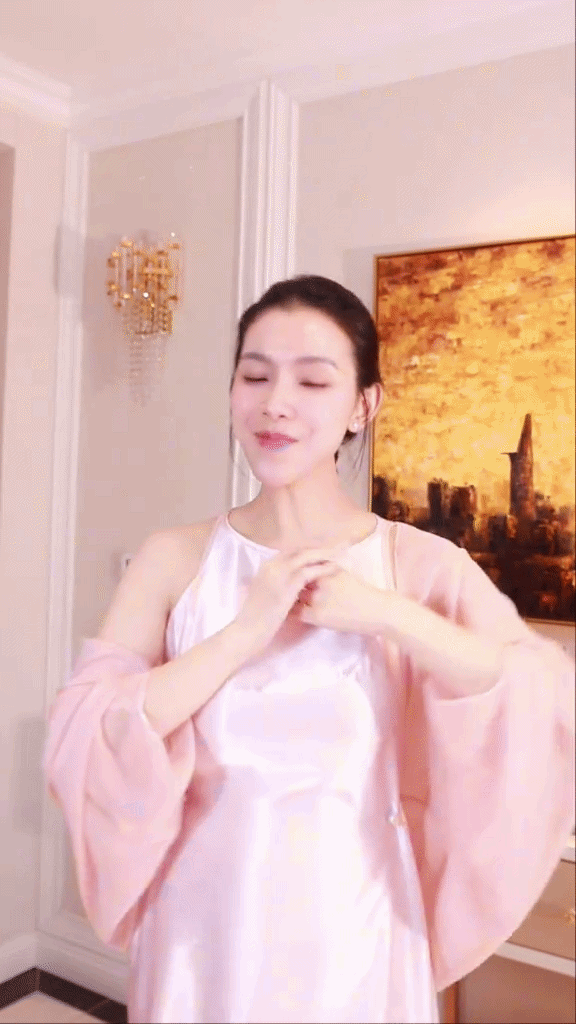 Làn da trắng mịn, căng khỏe và tươi tắn khiến nàng Hậu trông chỉ mới ở độ tuổi U30.