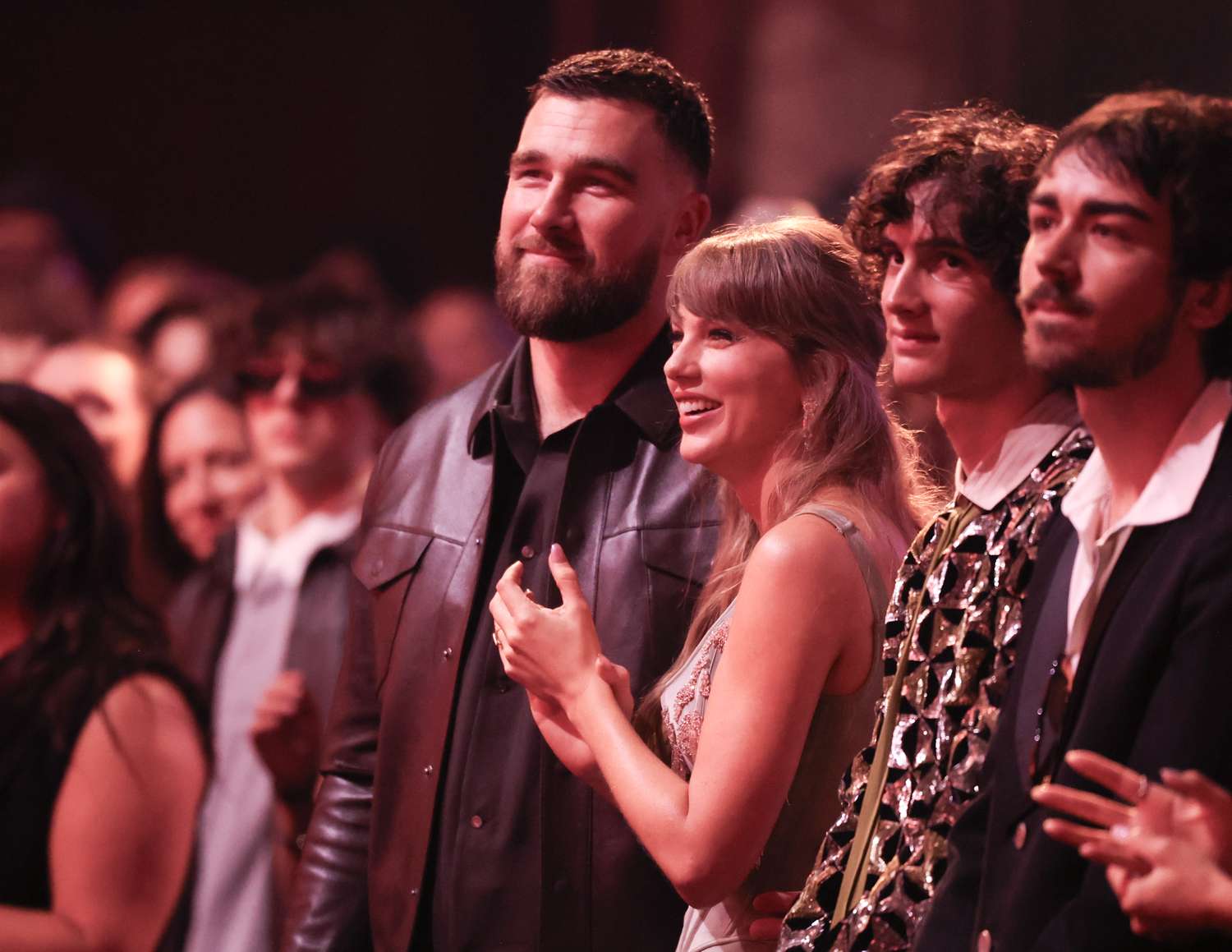 Taylor Swift đến tham dự hôn lễ cũng như các buổi tụ họp với đồng đội của chồng (Ảnh: Sohu).