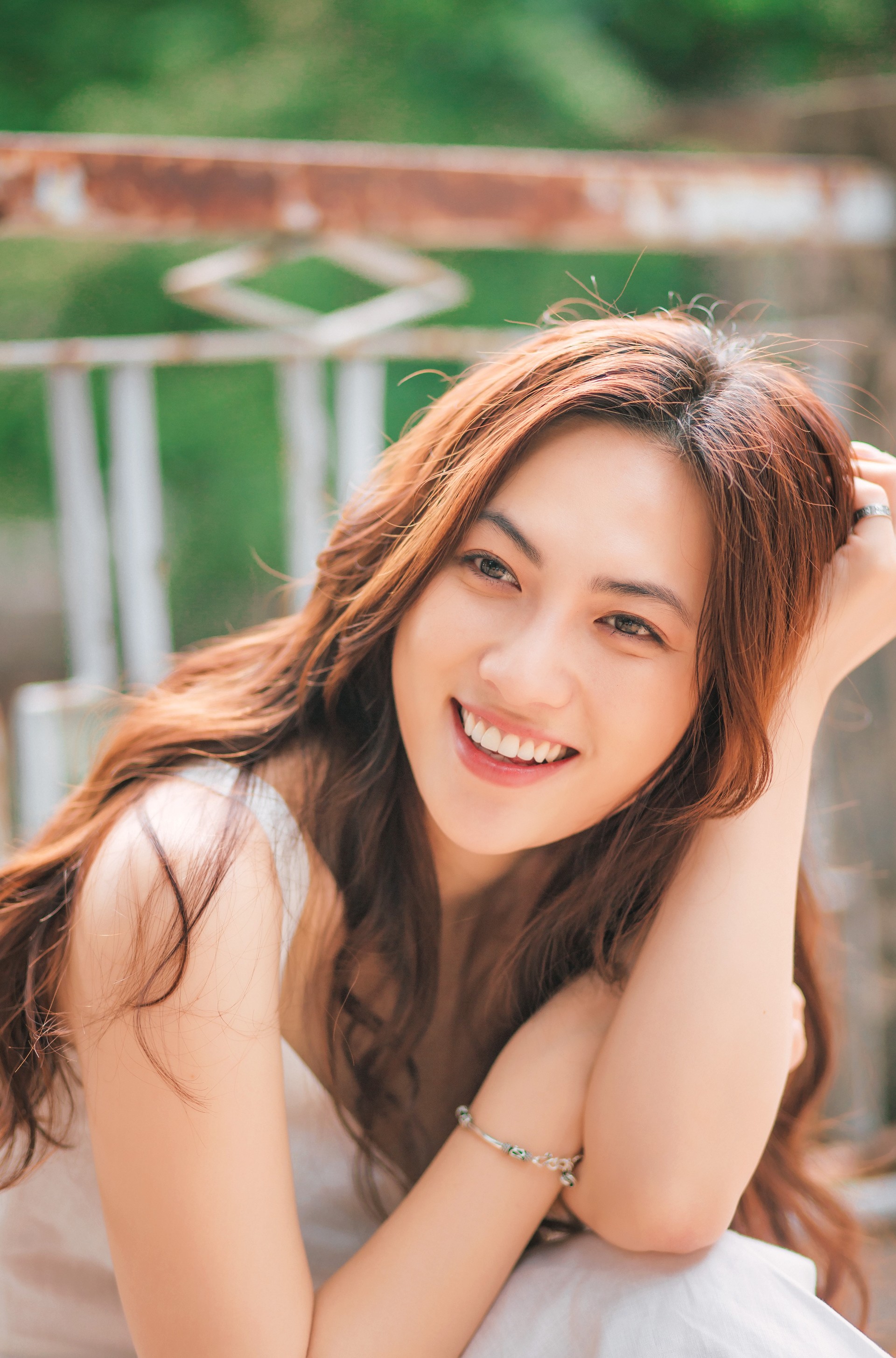 Nữ NSƯT thừa nhận rình rập sinh viên ở cổng trường đại học suốt 3 năm, cứ thấy ai xinh là chụp trộm