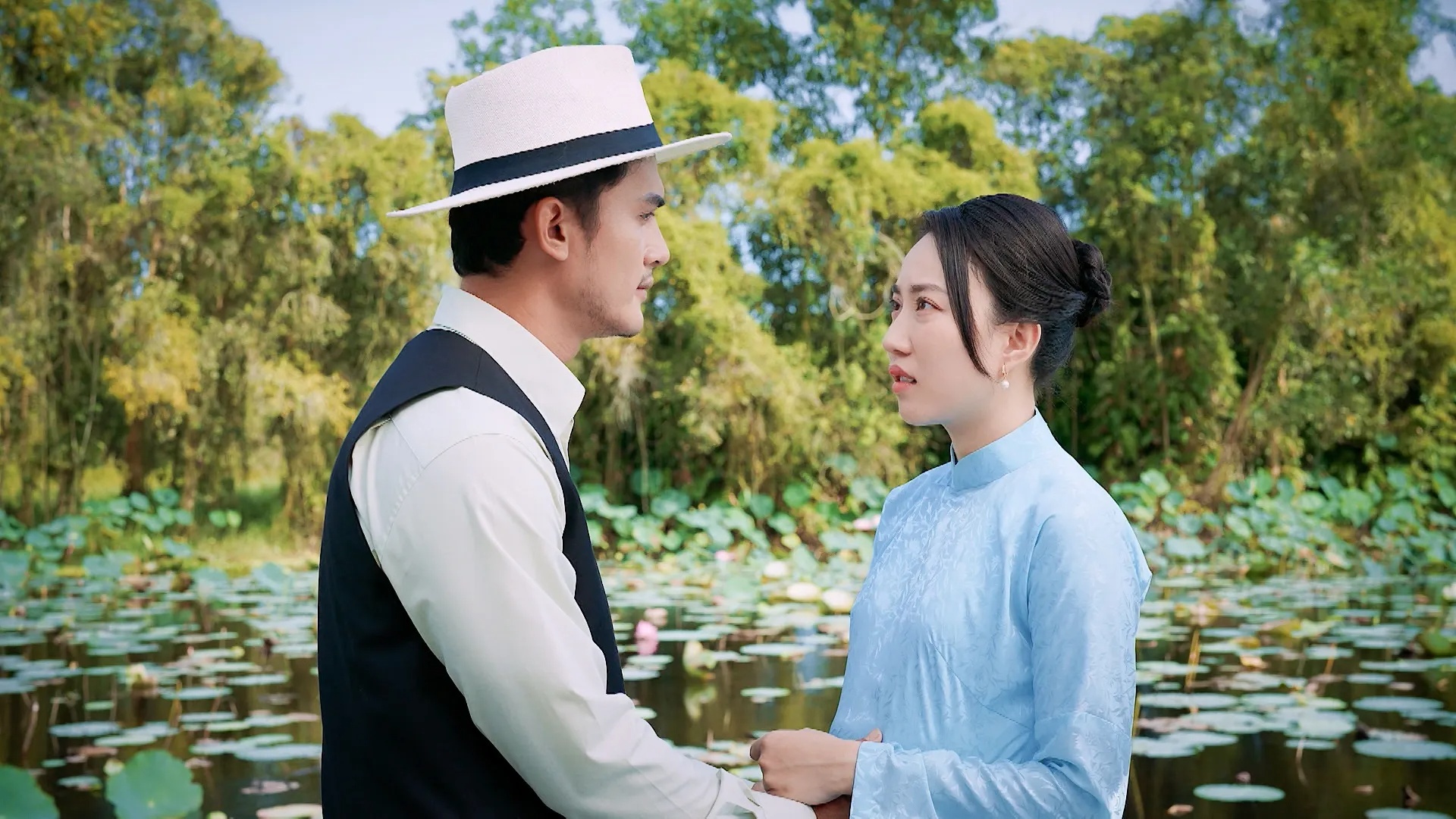 Cặp đôi Vbiz bị team qua đường bắt gặp hẹn hò: Dính nhau sát rạt, phim giả tình thật khó chối cãi