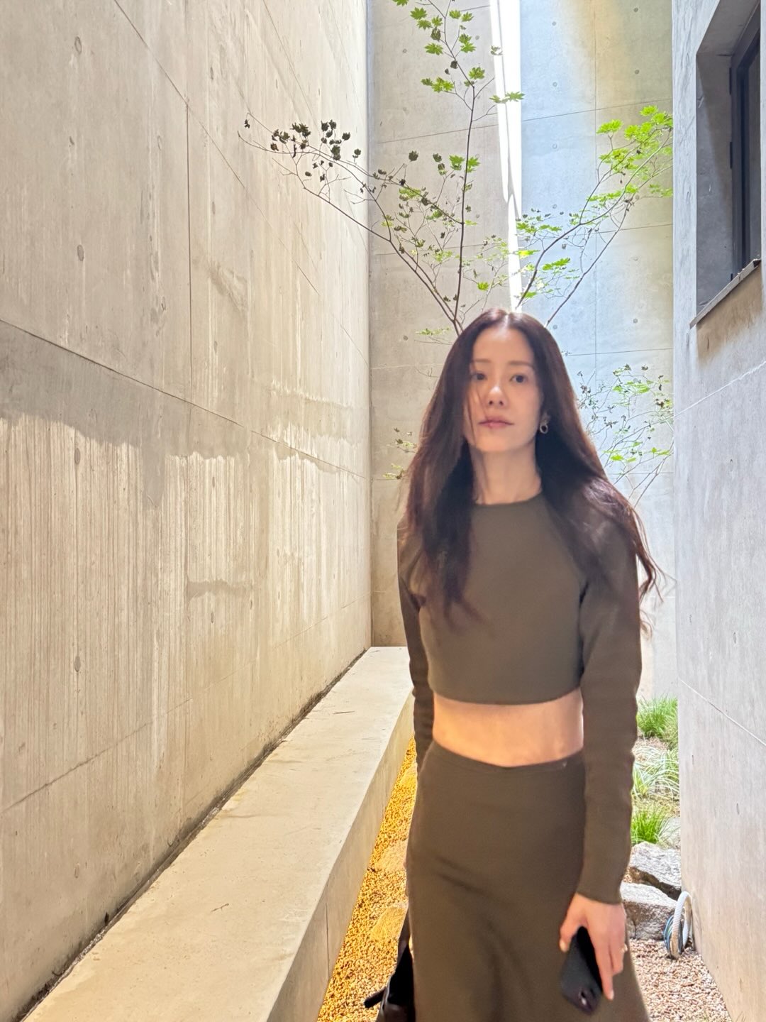 Go Hyun Jung diện set đồ khoe vòng eo thon gọn.
