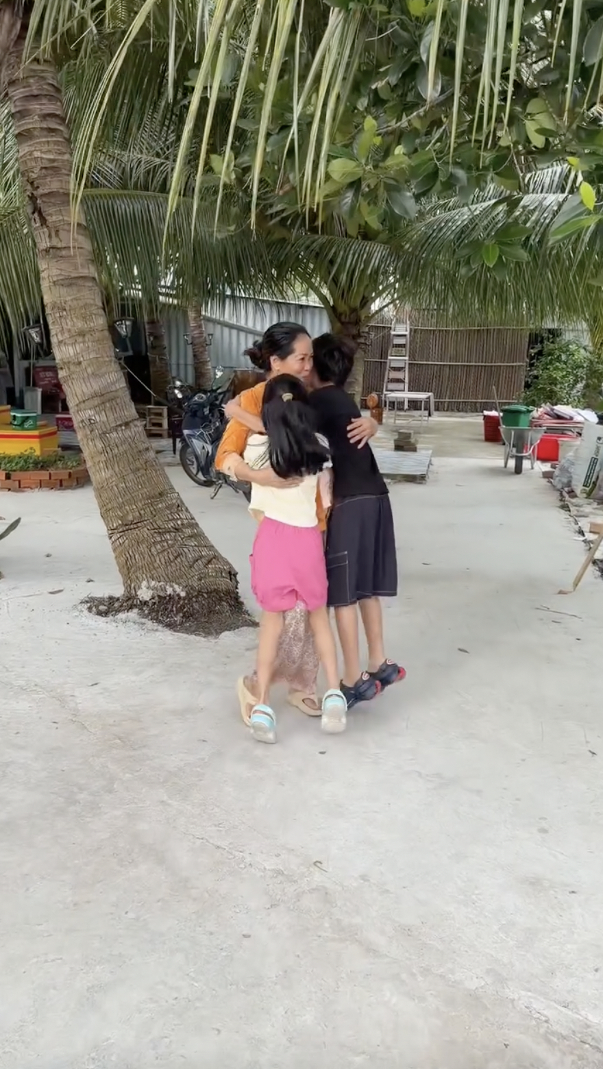Nữ YouTuber đã đưa 2 con về Việt Nam nghỉ hè (Ảnh cắt từ clip)