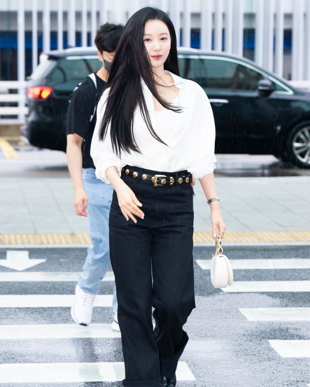 Kim Ji Won chứng minh mặc càng đơn giản càng sang, đứng im cũng tỏa ra hào quang sáng chói