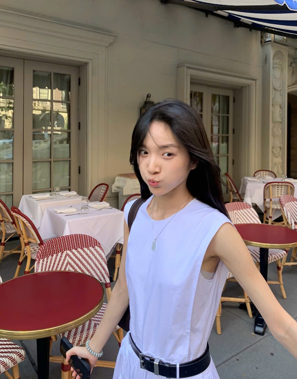 Phong cách trẻ trung, nữ tính ngoài đời thường của cô nàng diễn viên sinh năm 2004. (Nguồn: Weibo)