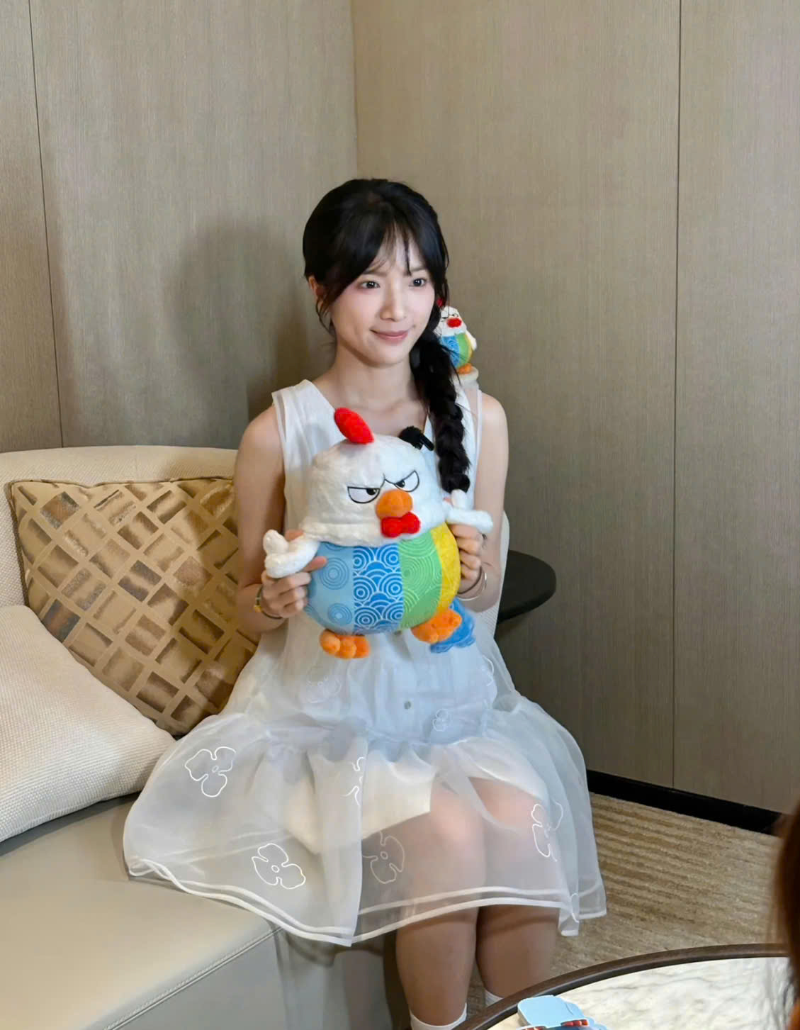 Khi tham gia các sự kiện, cô nàng cũng chọn các thiết kế nhẹ nhàng, kín đáo. (Nguồn: Weibo)