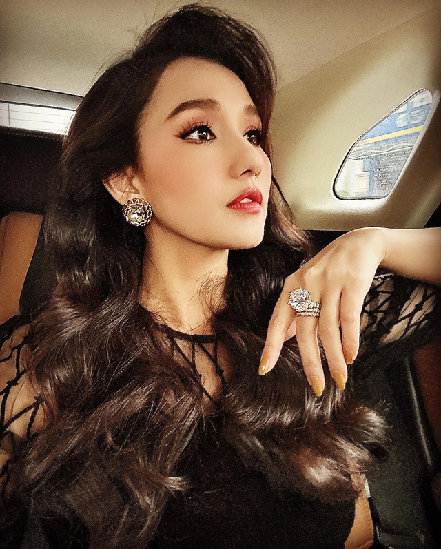    Lã Thanh Huyền sở hữu bộ trang sức kim cương trị giá 100 tỷ đồng. Ảnh: FBNV  