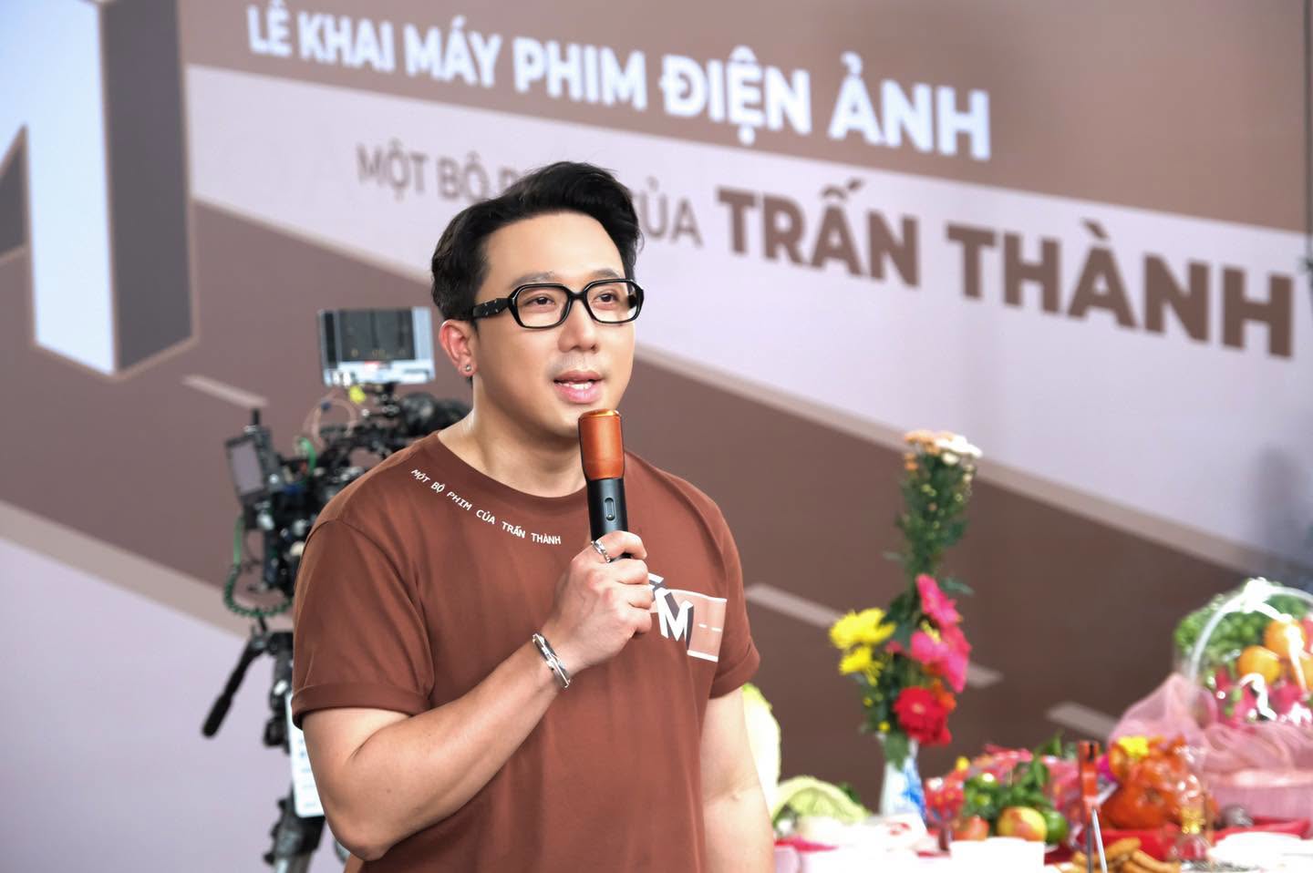 Trấn Thành tung ảnh phim Tết 2027 giấu mặt nam chính, netizen chỉ cần soi 2 điểm là đoán được danh tính