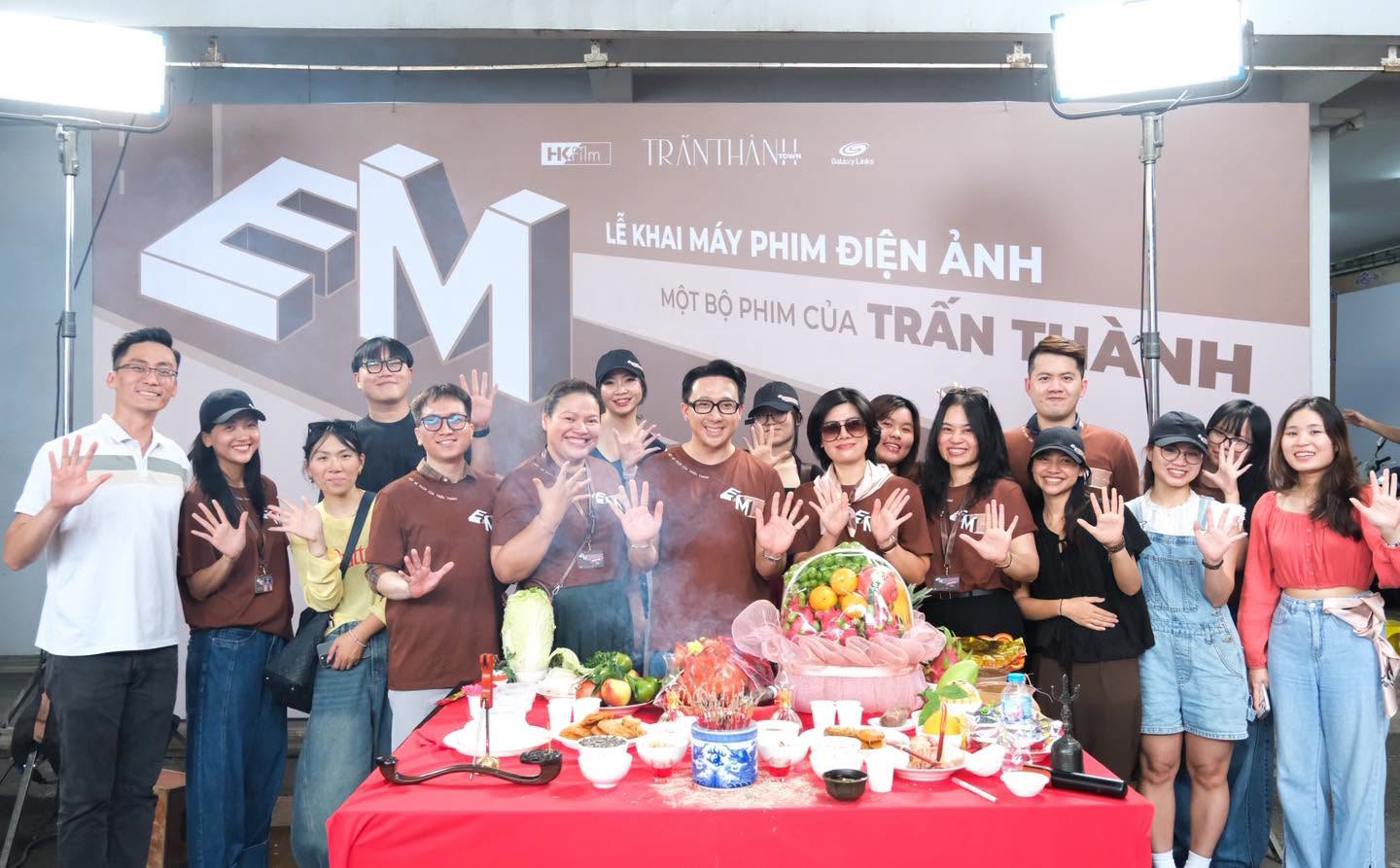 Trấn Thành tung ảnh phim Tết 2027 giấu mặt nam chính, netizen chỉ cần soi 2 điểm là đoán được danh tính