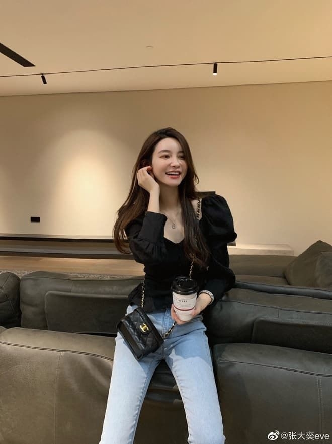 Trương Đại Dịch là hot girl nổi tiếng.