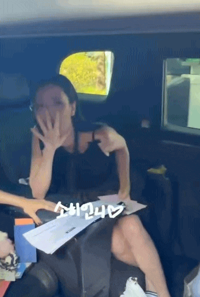 Jisoo bật khóc khi rời sự kiện