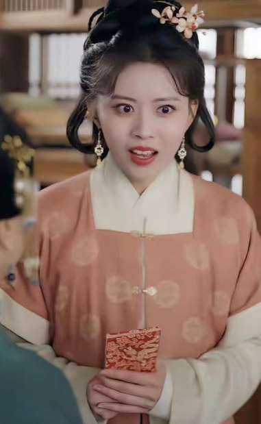 Nữ phụ quốc dân hết thời không ai mời đóng phim, mỗi ngày chỉ dám ăn 2 cái bánh giá 3000 đồng