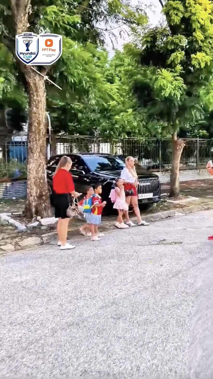 Vợ Xuân Son tự lái xe đưa cả gia đình từ Ninh Bình lên Hà Nội để cổ vũ chồng, cách chăm con quá Việt Nam