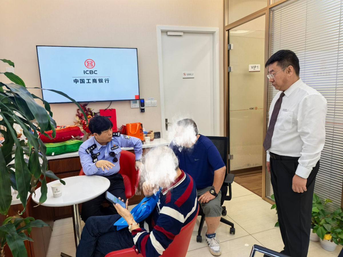 Ông Ma và con trai (2 người bị che mặt) trong quá trình làm việc với công an và nhân viên ngân hàng