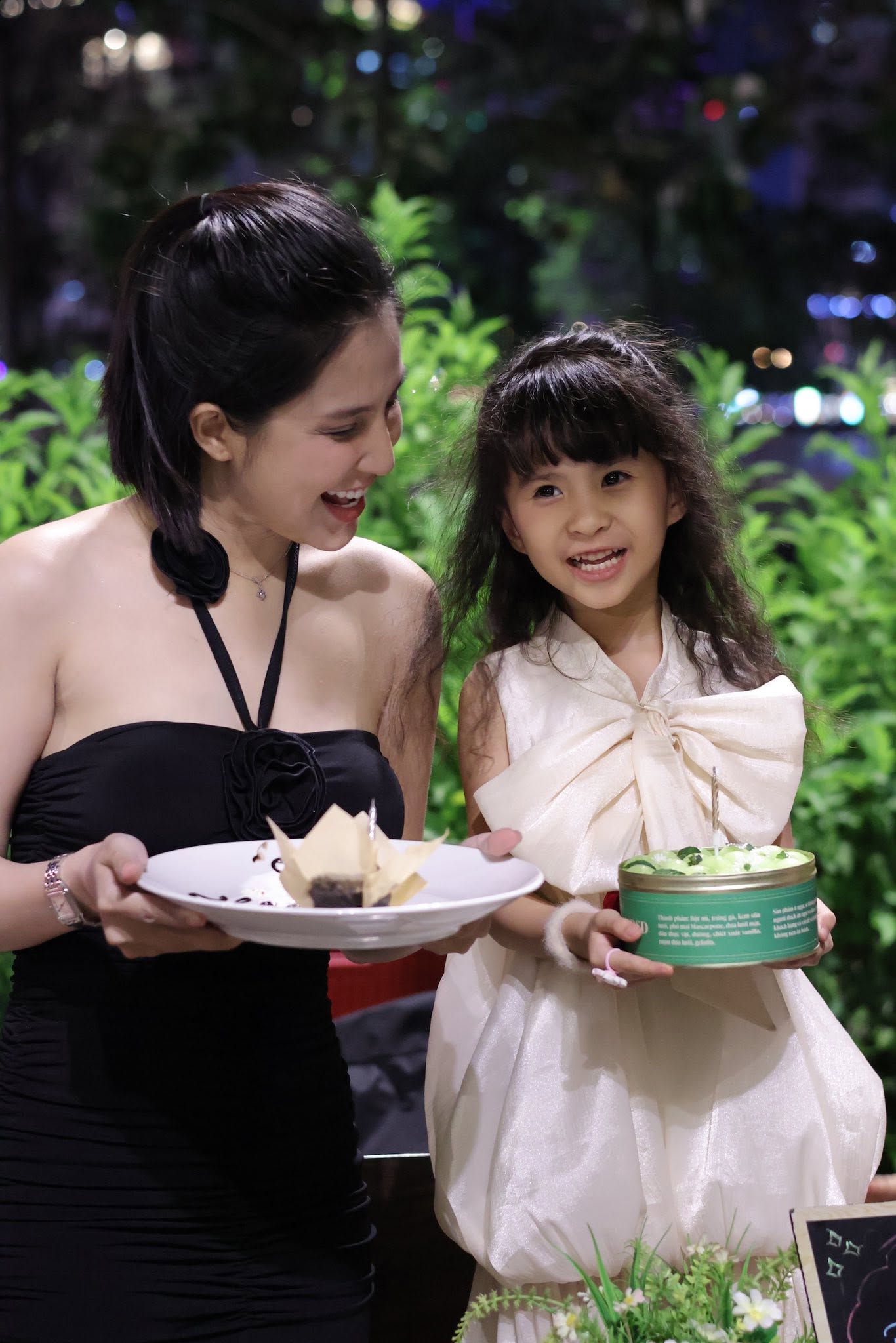 Thiên An và con gái trong tiệc sinh nhật 5 tuổi hồi tháng 4. Sol giống mẹ ở nụ cười lẫn đôi mắt.