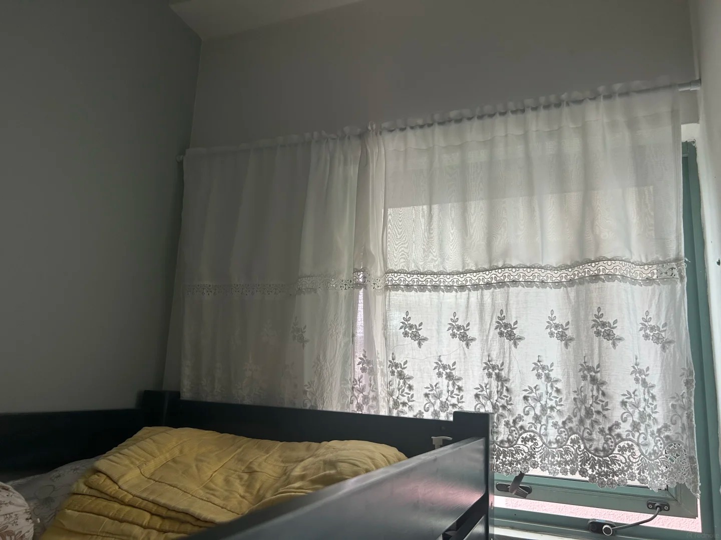 Trên nền tảng Xiaohongshu, nhiều người cho biết nếu giúp việc ở lại nhà, thường sẽ có một phòng riêng, có giường, tủ.