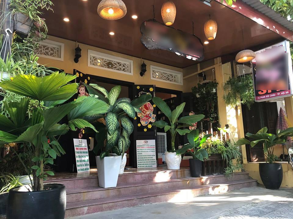 Căn nhà ở quê của gia đình Tiểu Vy gây ấn tượng với gam màu vàng đặc trưng của phố cổ Hội An. Ảnh: Tổng hợp