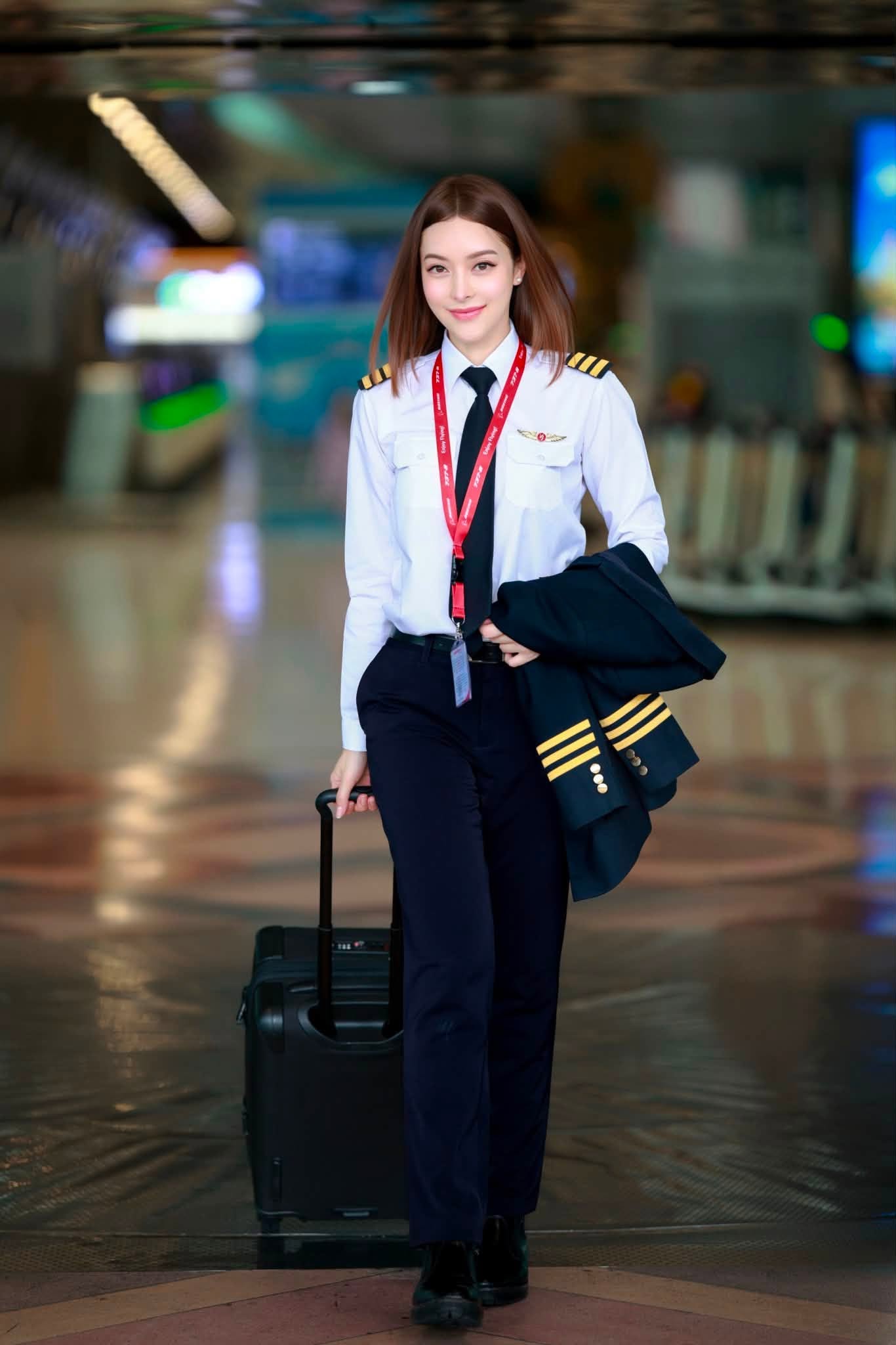 “Nữ cơ trưởng đẹp nhất lịch sử hàng không” giờ ra sao?