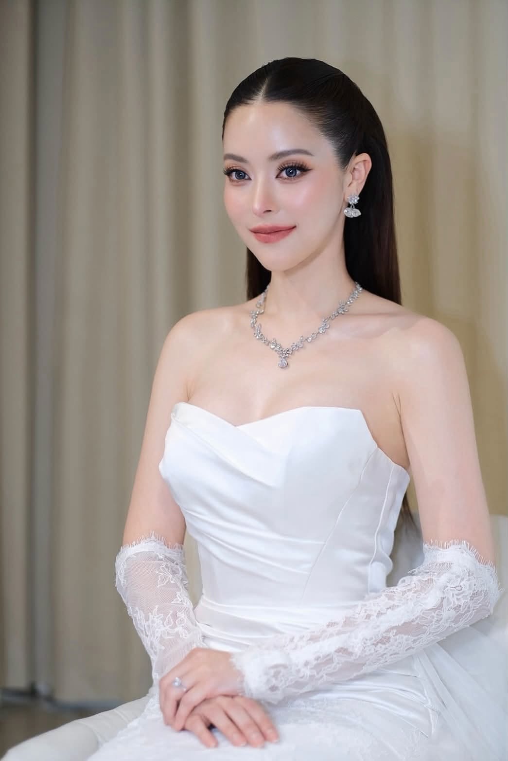 “Nữ cơ trưởng đẹp nhất lịch sử hàng không” giờ ra sao?