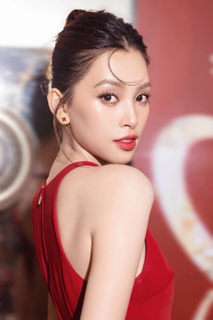 Tiểu Vy đăng quang Hoa hậu Việt Nam ở tuổi 18. Ảnh: FBNV