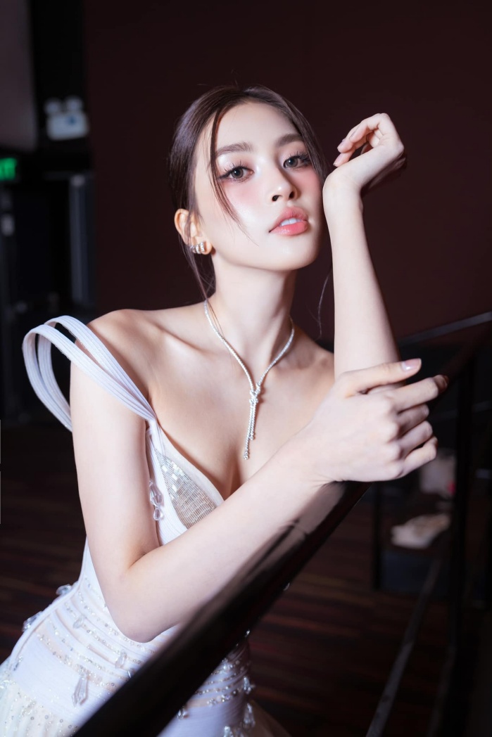 Sau khi đăng quang Hoa hậu Việt Nam 2018, Tiểu Vy từng chia sẻ mong muốn lớn nhất của cô là có thể chăm lo cho bố mẹ nhiều hơn. Ảnh: FBNV