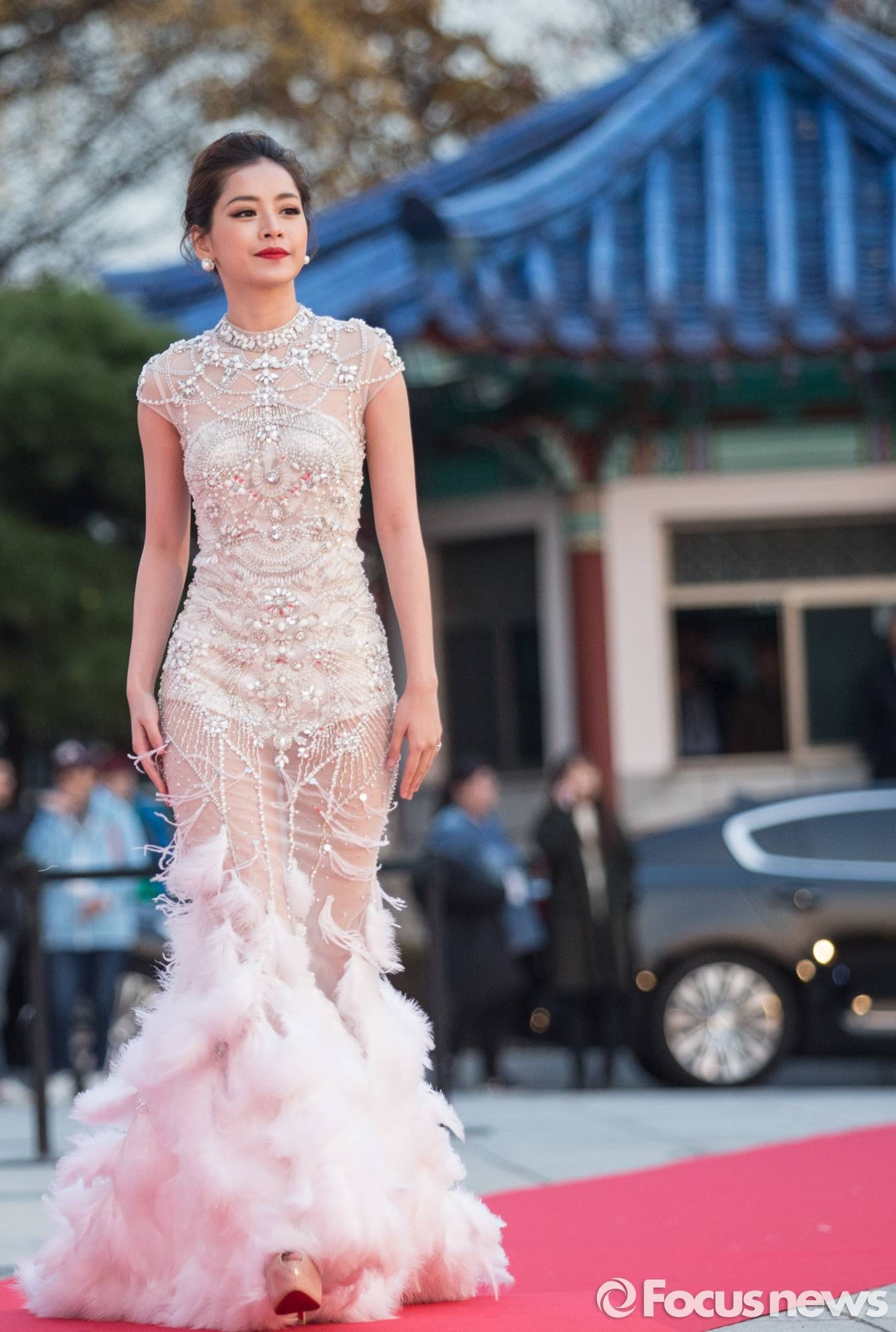 Chi Pu đã đặt hàng váy cưới cho 10 năm sau