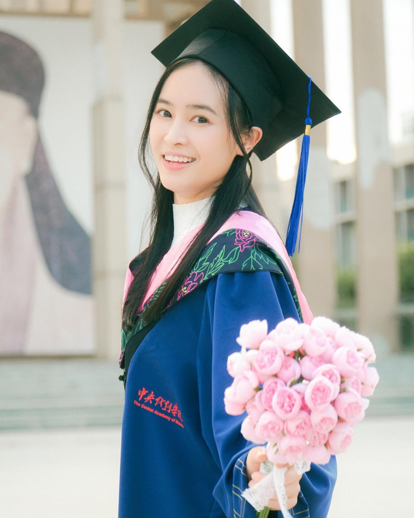 Thiên Tú tốt nghiệp Thạc sĩ Lý luận và thực hành đạo diễn Học viện Hí kịch Trung ương Trung Quốc vào năm 2024.